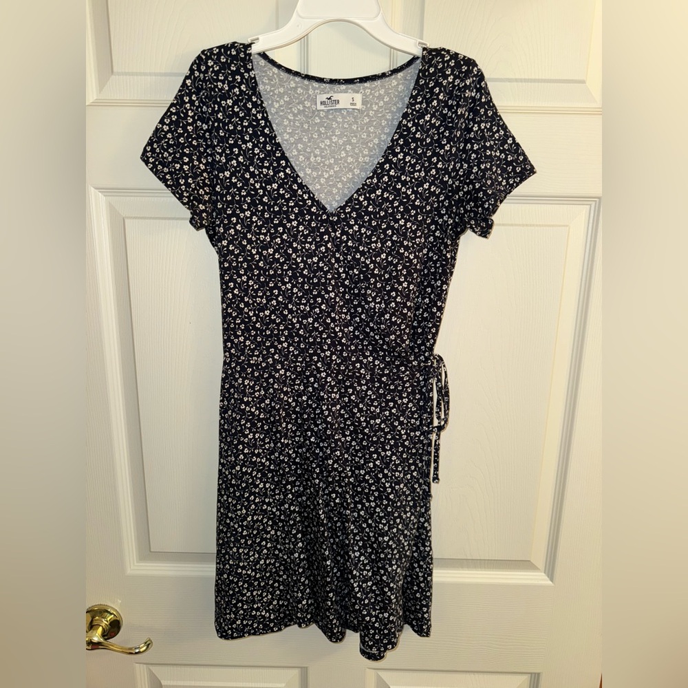 Hollister. Size S. Navy with white flowers.